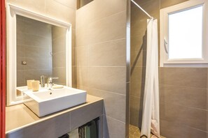 Hair dryer, towels - Villa Terre Des Vins by Villa Plus (Portel-des-Corbières)