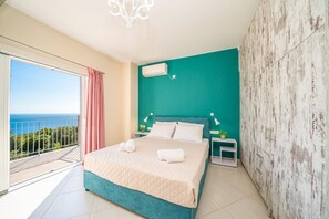 4 bedrooms, desk, WiFi, bed sheets