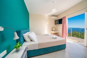 4 bedrooms, desk, iron/ironing board, free WiFi - Villa Roz by Villa Plus (Ionian Islands)