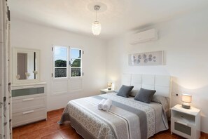 3 bedrooms, desk, WiFi, bed sheets