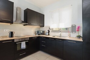 Microwave, dishwasher, coffee/tea maker