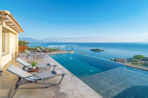 Villa Vardiola by Villa Plus