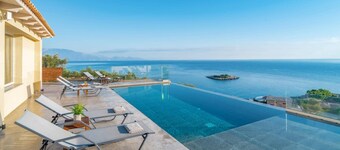 Villa Vardiola by Villa Plus