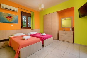 3 bedrooms, desk, iron/ironing board, free WiFi