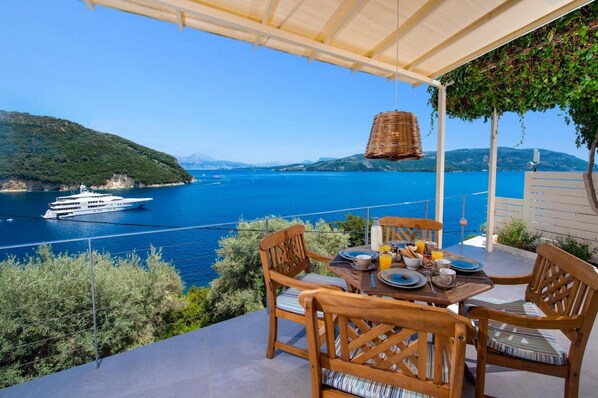 Outdoor dining - Villa Floisvos Desimi by Villa Plus (Lefkada)
