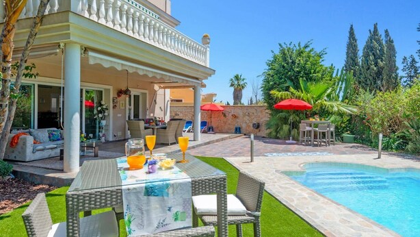 A poolside area with a covered seating area, outdoor furniture, and a swimming pool. - Villa Paraisos Sol by Villa Plus (Las Lagunas de Mijas)