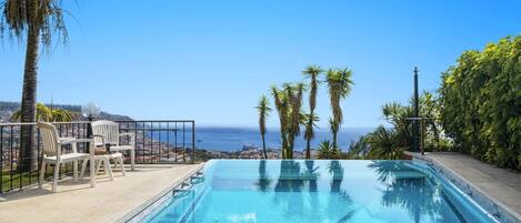 حمّام سباحة لا متناهي