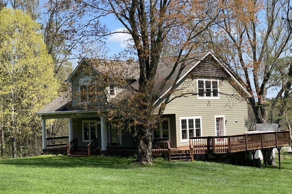 Solar-eV Country Home - Quaint Cazenovia!