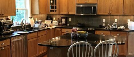 Réfrigérateur, four à micro-ondes, un four, surface de cuisson