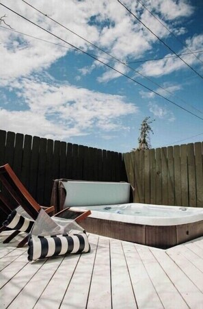 Outdoor spa tub - Joshua Tree - Under the Stars-Pool, Spa & Fire pit (Yucca Valley)