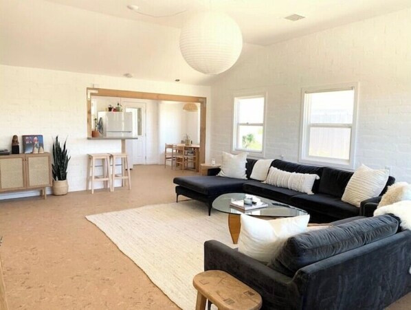 Smart TV, stereo - Joshua Tree - Under the Stars-Pool, Spa & Fire pit (Yucca Valley)