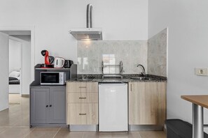 Microonde, piano cottura, macchina per tè/caffè, seggiolone