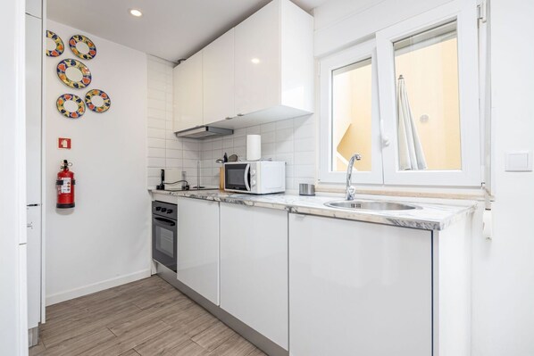 Fridge, microwave, oven, stovetop