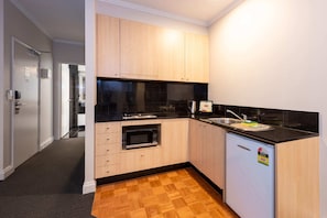 Basic Apartment, 1 King Bed | Private kitchen