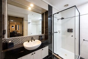 Basic-Apartment, 1 King-Bett | Badezimmer | Kostenlose Toilettenartikel, Handtücher, Seife, Shampoo