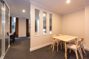 Basic Apartment, 1 King Bed | Dining