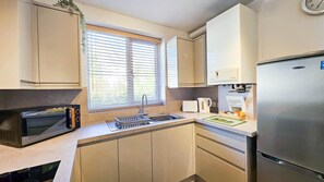 冰箱、微波炉、烤箱、炉灶