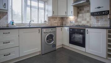 Jääkaappi, mikroaaltouuni, uuni, liesi