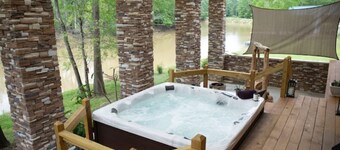 2 Bedroom Cabin w/Hot Tub surrounded by Big Thicket National Preserve.  Private!