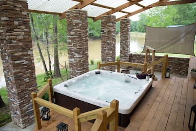 2 Bedroom Cabin w/Hot Tub surrounded by Big Thicket National Preserve.  Private!