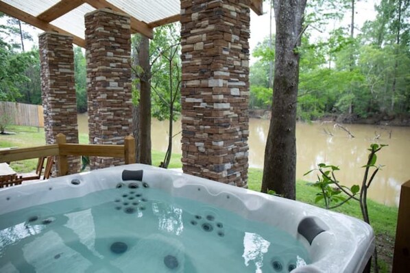 Outdoor spa tub