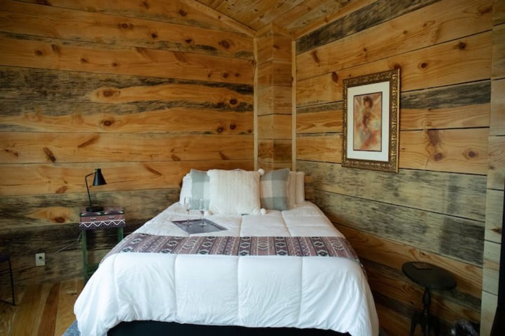 2 Bedroom Cabin w/Hot Tub surrounded by Big Thicket National Preserve.  Private!