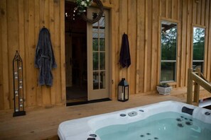 Outdoor spa tub - 2 Bedroom Cabin w/Hot Tub surrounded by Big Thicket National Preserve.  Private! (Lumberton)
