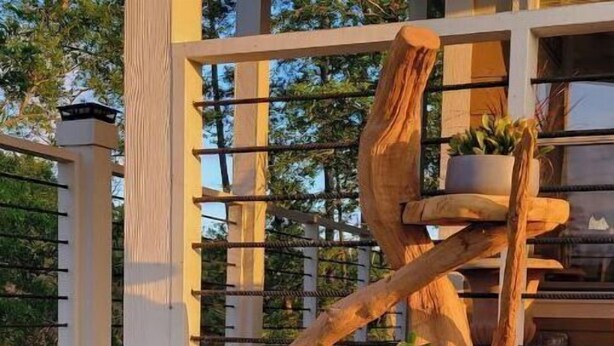 Una estructura de madera adornada con plantas en macetas.