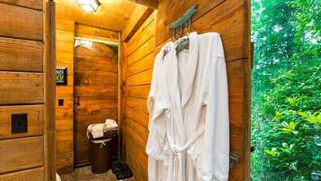 Sèche-cheveux, serviettes fournies, savon, shampoing