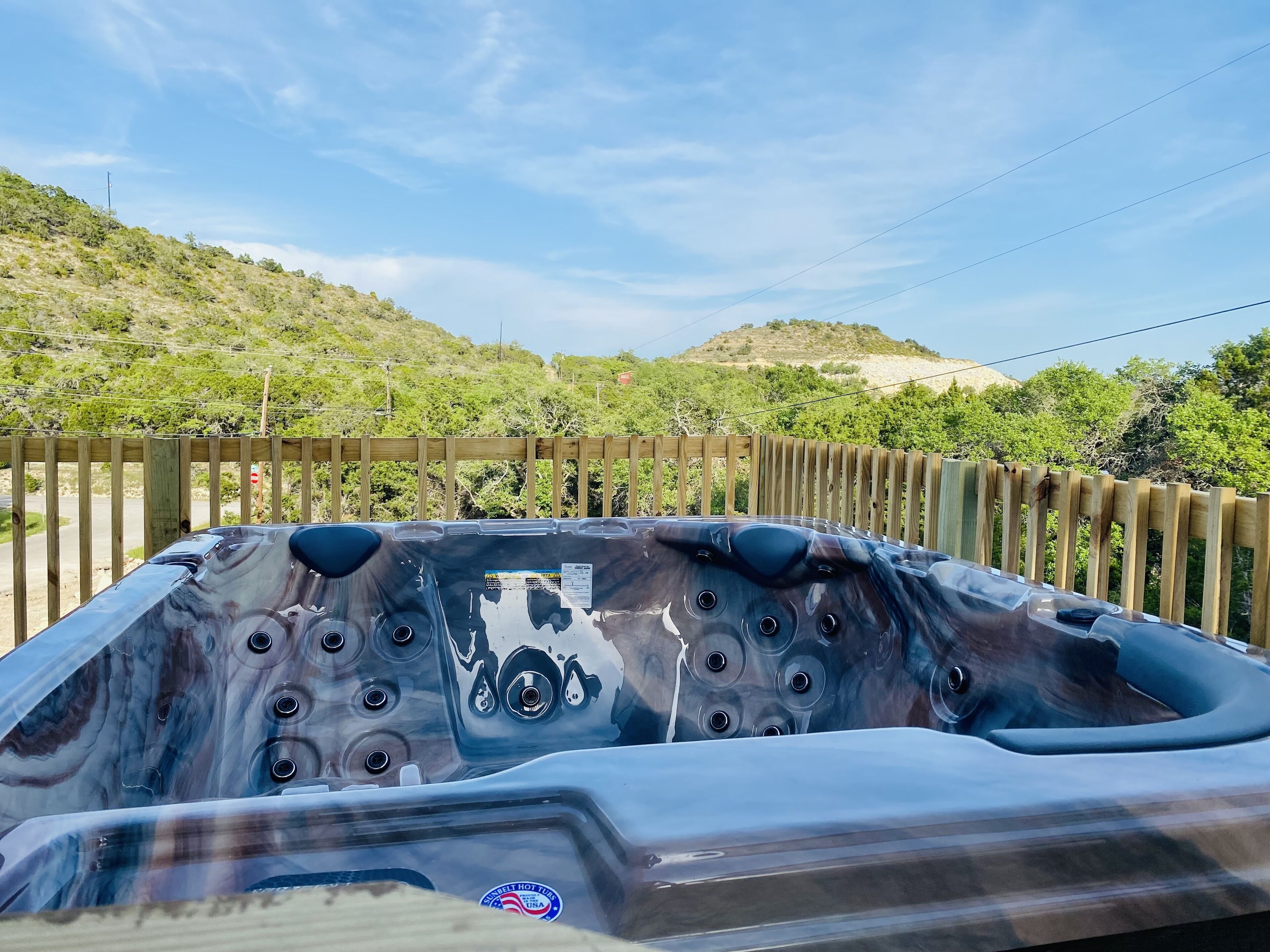 1-NEW Build Home w/ Hot Tub, Shuffle Board, Fire Pit, BBQ, Swings, 5m to Lake!