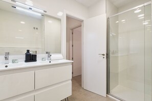 Douche, séchoir à cheveux, serviettes fournies, savon