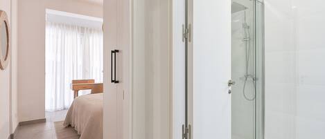 2 室のベッドルーム、アイロン / アイロン台、WiFi (無料)、ベッドシーツ