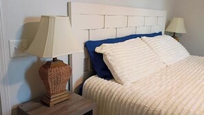 2 soverom, skrivebord, strykejern/-brett og reiseseng for barn