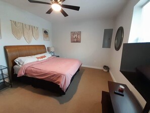 2 室のベッドルーム、デスク、アイロン / アイロン台、旅行用ベビーベッド