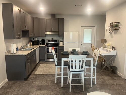 Cozy modern house near interstate, amusement parks, hospital, 20 min from beach