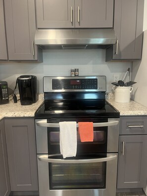 冷蔵庫、電子レンジ、オーブン、コンロ