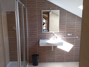 Doccia, asciugacapelli, bidet, asciugamani