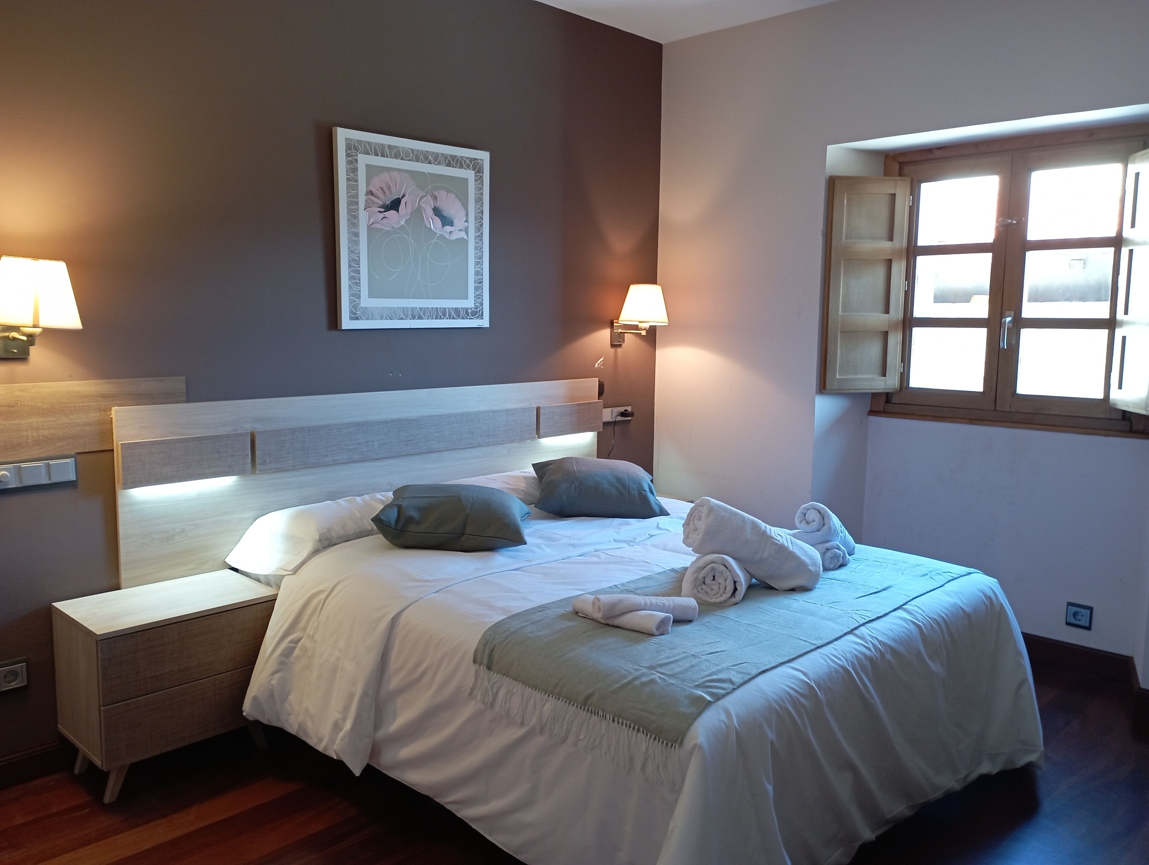 標準雙人房 | 羽絨被、記憶棉床墊、書桌、隔音