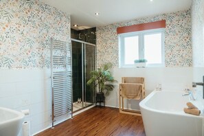 Een douche,  milieuvriendelijk toiletgerief, een haardroger, handdoeken