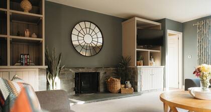 Nest @ Red Hurworth - hot tub with reservoir views