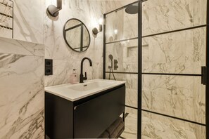 Dusche, Haartrockner, Handtücher, Seife
