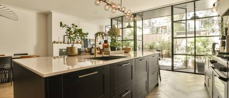 Kühlschrank, Mikrowelle, Ofen, Herdplatte