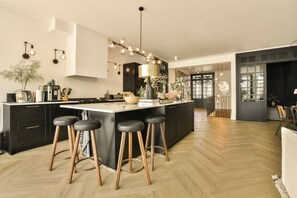 KĂŒhlschrank, Mikrowelle, Ofen, Herdplatte