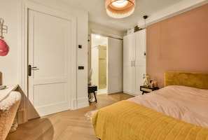 4 chambres, coffre-fort, bureau, fer et planche à repasser