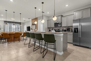 冷蔵庫、電子レンジ、オーブン、コンロ