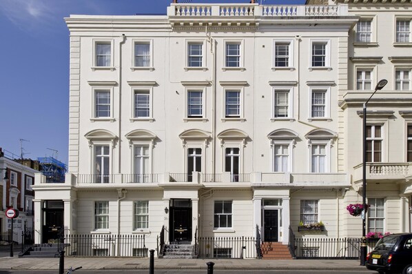 Classic building with a traditional facade, featuring a central entrance and balcony.