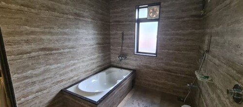 Charming 1-Bedroom hotel room with tub