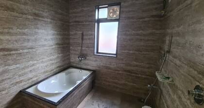 Charming 1-Bedroom hotel room with tub