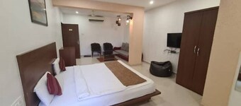 Charming 1-Bedroom hotel room with tub