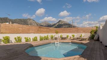 Seasonal outdoor pool, pool umbrellas, sun loungers